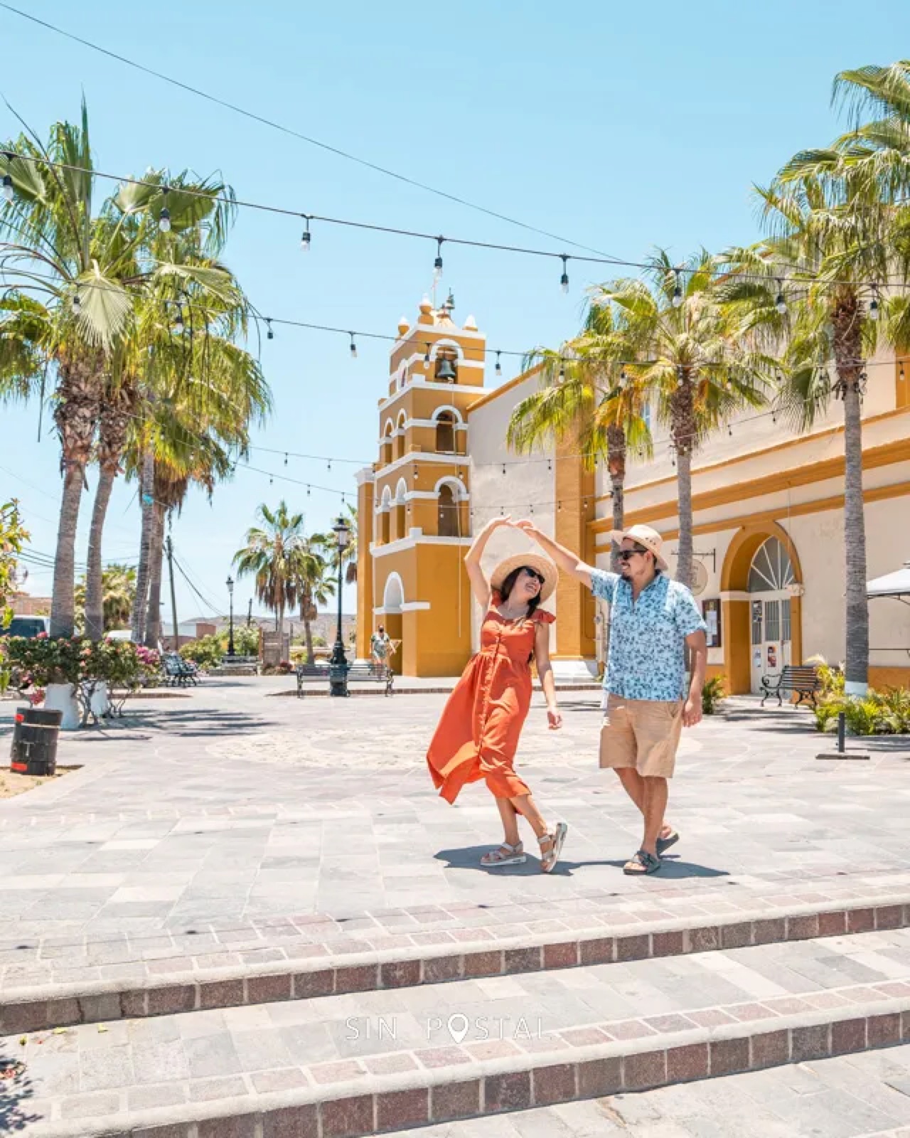 Couple in the central plaza of Todos Santos